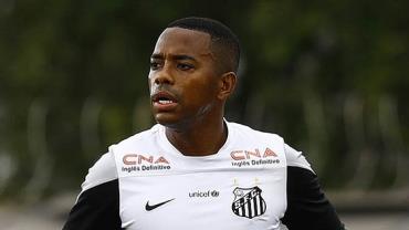 Robinho entrega passaporte e aguarda julgamento