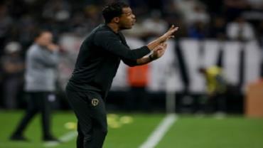 Corinthians demite técnico Fernando Lázaro após sequência de vexames