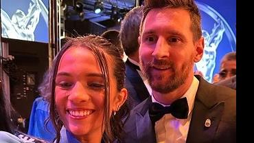 Rayssa Leal tieta Messi e Lewandowski em premiação esportiva