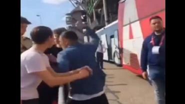 Jogador do Ajax agride torcedor que teria sido racista com companheiro de time; vídeo