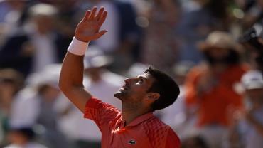 Djokovic vence a primeira em Roland Garros e manda mensagem política