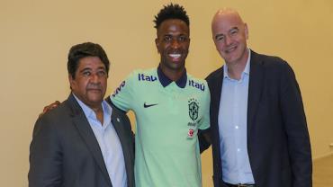 Em visita à seleção brasileira, presidente da Fifa diz: 'se há racismo, o jogo tem que parar!'