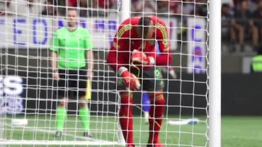 Goleiro faz truque de mágica, distrai adversário e defende cobrança de pênalti; vídeo