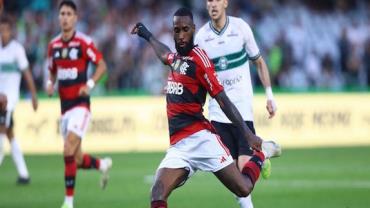 Com gol de Gerson no fim, Flamengo supera Coritiba no Couto Pereira