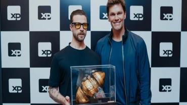 Tom Brady ganha escultura de R$ 100 mil de artista de SC