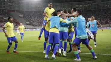 Brasil vence Peru no sufoco e lidera as Eliminatórias