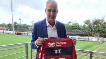 Tite posa com camisa do Flamengo no Ninho do Urubu: 'Orgulho'