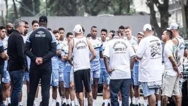 Torcedores do Santos se reúnem com elenco e diretoria para manifestar apoio após goleada contra o Inter