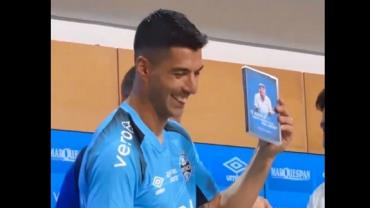 Em clima de despedida, Renato Gaúcho entrega DVD com seus gols para Suárez