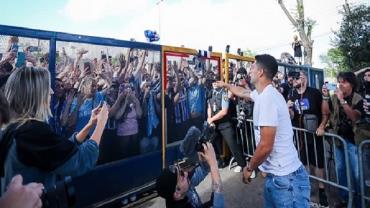 Torcida do Grêmio faz festa em aeroporto na despedida de Suárez