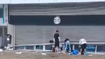 Vídeo: Arena do Grêmio é saqueada em meio a enchentes