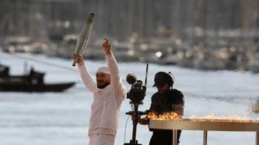 Tocha Olímpica chega em Marselha no veleiro Belem para iniciar revezamento na França