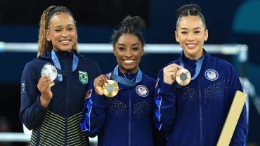 "Estou cansada de competir com a Rebeca, ela é fenomenal", diz Simone Biles ao comemorar ouro