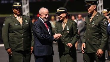 Lula condecora atletas olímpicos brasileiros com medalha do Exército no Dia do Soldado