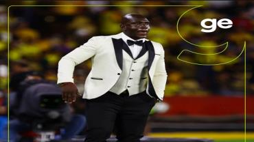 Conheça o treinador do rival do Corinthians que viralizou com traje de gala