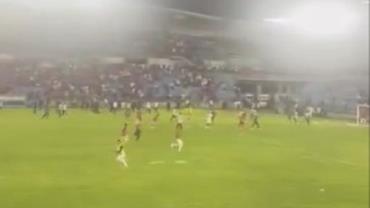 VÍDEO: Torcedores invadem o campo e treinador é agredido durante partida de futebol