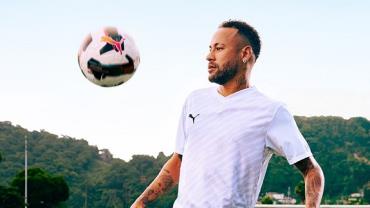 Camisa da Seleção autografada por Pelé é vendida por R$ 500 mil em leilão de Neymar