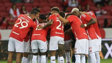 Jogadores do Internacional se envolvem com filha de empresário ligado ao clube e traem esposas, diz portal