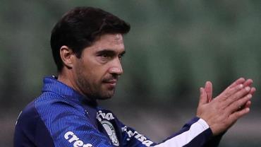 Torcida do Palmeiras protesta com faixa após a eliminação para o Corinthians: "Cabeça vazia, fralda cheia" e "fora, Abel"