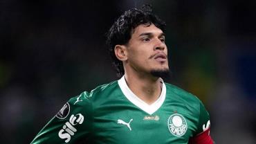 Zagueiro do Palmeiras exibe olho roxo e inchado após a partida contra o River Plate; veja