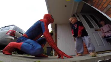 Pai se veste de Homem-Aranha para supreender filho com câncer terminal
