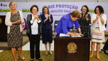 Dilma sanciona lei que torna feminicídio hediondo e defende direitos da mulher