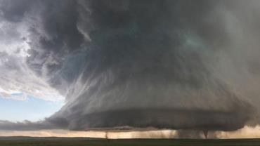 Fotógrafo registra passagem de tornado duplo nos EUA
