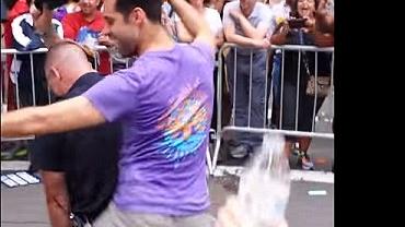 Policial é flagrado dançando durante Parada Gay de Nova York