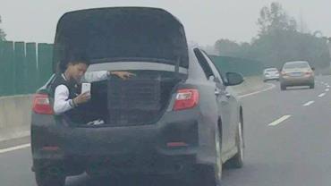 Garoto faz selfie em porta-malas de carro em movimento