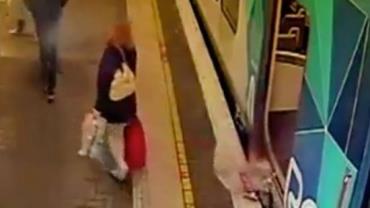 Garota cai no vão entre o trem e a plataforma na Austrália