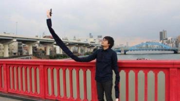 Por vergonha de usar 'pau de selfie' japonês cria o 'braço de selfie'