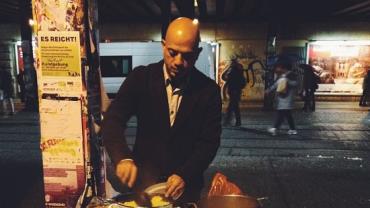 Refugiado cozinha para moradores de rua e emociona a web