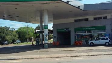 Argentino esquece a esposa em posto de gasolina no RS