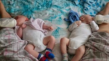 Mães 'multitarefas' mostram jeitos criativos de cuidar de gêmeos