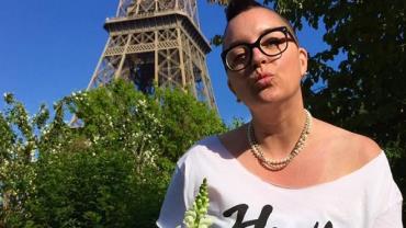Mulher muda de nome e se casa consigo mesma sob a Torre Eiffel