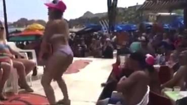 Professora perde o emprego após dançar twerk na praia e vídeo viralizar