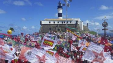 Militantes contra o impeachment se concentram no Farol da Barra em Salvador