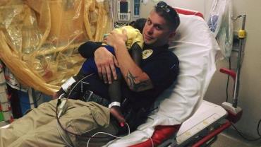 Policial vira "herói" ao confortar criança em hospital nos EUA