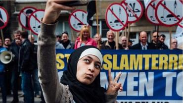 Muçulmana desafia protesto anti-islã ao fazer selfie e pedir paz