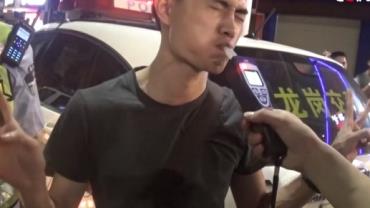 Motorista bêbado "dá show" ao fazer teste do bafômetro na China
