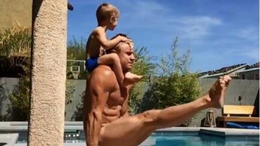 Pai musculoso mostra treino com o filho de 3 anos e viraliza na web