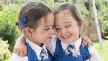 Gêmeas siamesas superam previsões de médicos e celebram 1º dia de aula