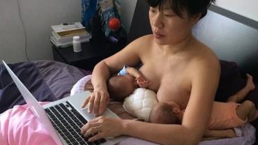 Mãe amamenta gêmeas enquanto trabalha e viraliza na web