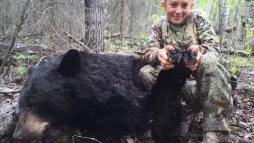 Caçadora de 12 anos defende fotos com animais mortos e diz que não vai parar
