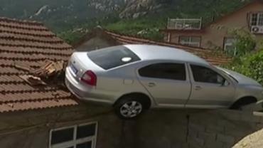 Motorista perde o controle e "estaciona" entre muro e telhado de casa