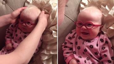 Bebê usa óculos e abre sorriso ao ver a mãe pela primeira vez