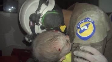 Socorrista chora ao resgatar bebê de escombros na Síria