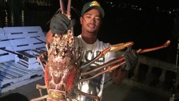 Dupla de pescadores captura lagosta gigante de 6,4 quilos
