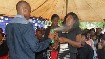 Pastor gera revolta ao usar inseticida para "curar" fiéis na África do Sul