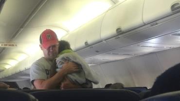 Homem se oferece para ajudar mulher com bebê chorando e vira herói de voo nos EUA